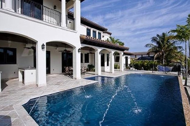 Mittelgroßer, Gefliester Mediterraner Whirlpool hinter dem Haus in rechteckiger Form in Miami