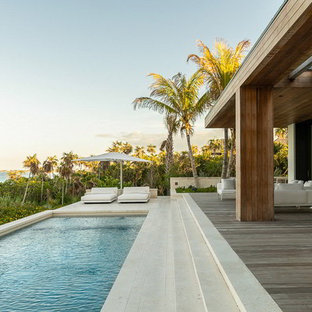 Idee per un'ampia piscina monocorsia stile marino rettangolare dietro casa con pedane
