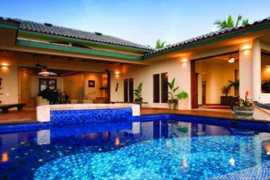 Immagine di una grande piscina a sfioro infinito stile marinaro personalizzata dietro casa con una vasca idromassaggio