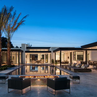Gefliester Moderner Pool hinter dem Haus in rechteckiger Form in Phoenix