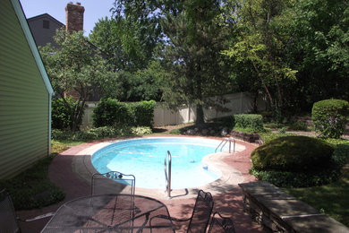 Стильный дизайн: естественный бассейн среднего размера, произвольной формы на заднем дворе в стиле модернизм с домиком у бассейна и мощением клинкерной брусчаткой - последний тренд