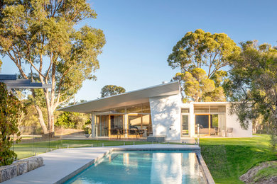 Mid-Century Pool hinter dem Haus in rechteckiger Form in Perth