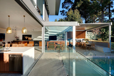 Immagine di una piscina monocorsia minimal rettangolare dietro casa e di medie dimensioni con lastre di cemento e fontane