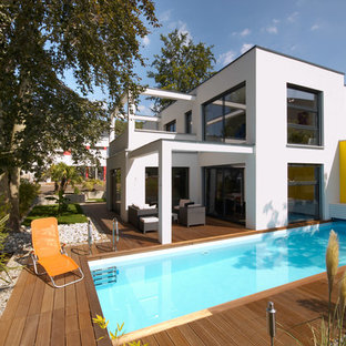 Immagine di una piscina monocorsia moderna rettangolare di medie dimensioni e nel cortile laterale con pedane