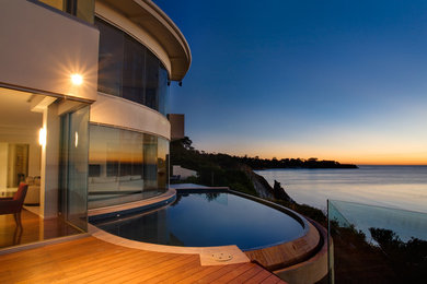 Oberirdischer, Kleiner Maritimer Pool hinter dem Haus in individueller Form mit Dielen in Melbourne