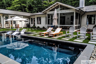 Foto di una grande piscina monocorsia contemporanea personalizzata dietro casa con piastrelle