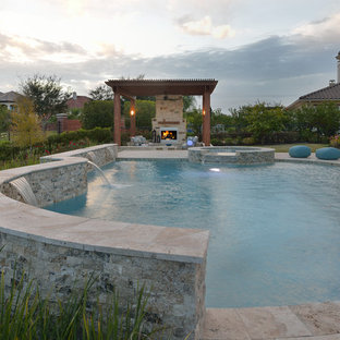 Imagen de piscinas y jacuzzis naturales, tradicionales renovados, grandes, a medida, en patio trasero, con adoquines de piedra natural