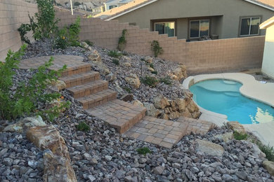 Esempio di una piscina chic a "C" di medie dimensioni e dietro casa con lastre di cemento