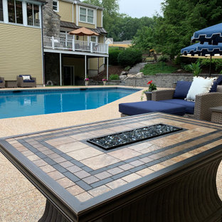 Esempio di una grande piscina chic personalizzata dietro casa con pedane