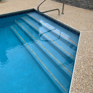 Foto di una grande piscina classica personalizzata dietro casa con pedane