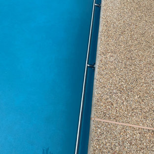 Idee per una grande piscina chic personalizzata dietro casa con pedane