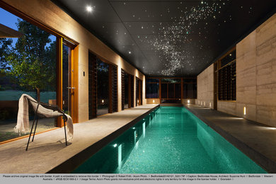 Foto de piscina asiática rectangular en patio trasero con suelo de baldosas