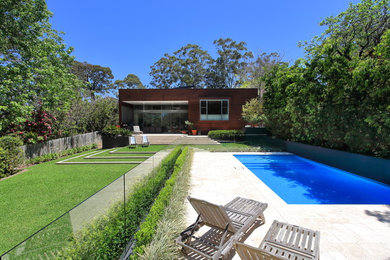 シドニーにある中くらいなコンテンポラリースタイルのおしゃれな裏庭プール (天然石敷き) の写真
