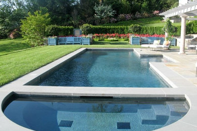 Diseño de piscinas y jacuzzis grandes rectangulares en patio trasero con suelo de baldosas