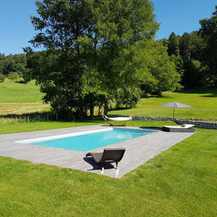Großer Mediterraner Pool hinter dem Haus in rechteckiger Form in Frankfurt am Main