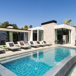 Idee per una piscina contemporanea personalizzata di medie dimensioni e dietro casa