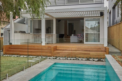 Foto de piscina con fuente alargada minimalista grande rectangular en patio trasero con suelo de baldosas