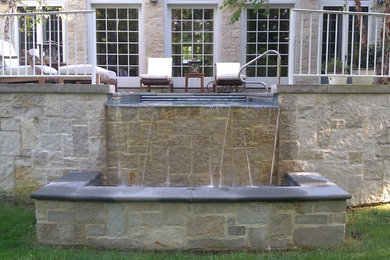 Inredning av en klassisk pool på baksidan av huset, med spabad och marksten i betong