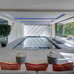 Foto de piscinas y jacuzzis actuales, interiores y rectangulares, con suelo de baldosas