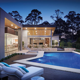 Esempio di una piscina a sfioro infinito contemporanea personalizzata di medie dimensioni e dietro casa con pedane