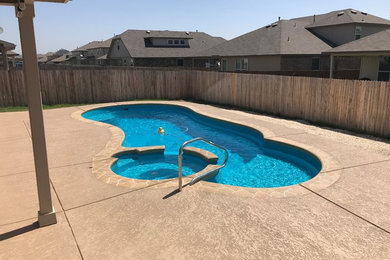 Diseño de piscina marinera de tamaño medio a medida en patio trasero