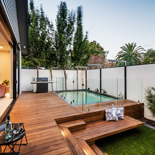 Idee per una piccola piscina contemporanea rettangolare dietro casa con pedane