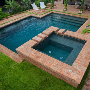 Modelo de piscinas y jacuzzis alargados, tradicionales, pequeños, a medida, en patio trasero, con adoquines de ladrillo