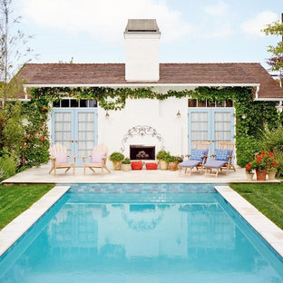 Mittelgroßer Shabby-Chic Pool hinter dem Haus in rechteckiger Form mit Poolhaus und Betonplatten in Los Angeles