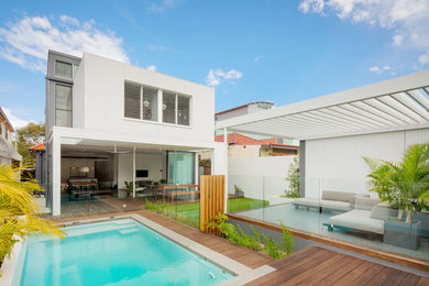 Esempio di una piscina minimal personalizzata dietro casa con pedane