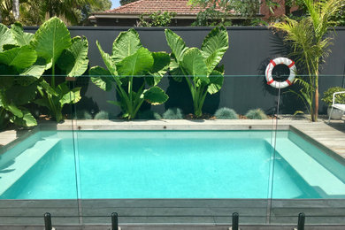 Modelo de piscina natural marinera de tamaño medio rectangular en patio trasero con entablado