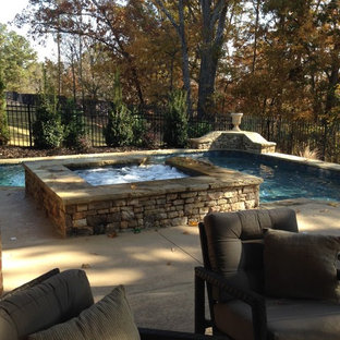 Ispirazione per una piccola piscina stile americano personalizzata dietro casa con una vasca idromassaggio e pedane
