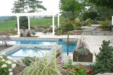 Diseño de piscinas y jacuzzis naturales actuales rectangulares en patio trasero