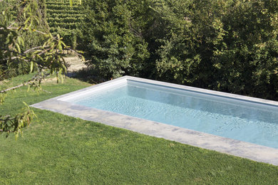 This is an example of a contemporary swimming pool in Florence.