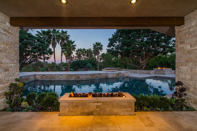 Imagen de piscina tradicional renovada extra grande en patio trasero con adoquines de piedra natural