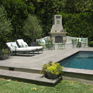 Modelo de piscinas y jacuzzis naturales, románticos, grandes, rectangulares, en patio trasero, con adoquines de hormigón