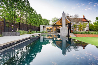 Свежая идея для дизайна: большой бассейн в стиле модернизм - отличное фото интерьера