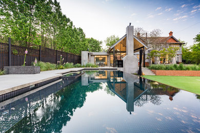 Idée de décoration pour une grande piscine minimaliste.