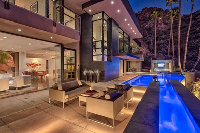 Esempio di una piscina monocorsia minimalista personalizzata di medie dimensioni e dietro casa con lastre di cemento