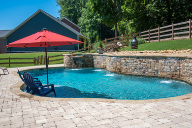 Стильный дизайн: бассейн среднего размера, в форме фасоли на заднем дворе в стиле кантри - последний тренд