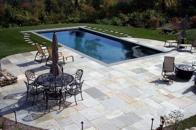 Imagen de piscinas y jacuzzis alargados tradicionales renovados grandes rectangulares en patio trasero con suelo de baldosas