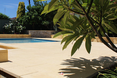 Großer Moderner Schwimmteich hinter dem Haus in individueller Form mit Wasserspiel und Natursteinplatten in Perth
