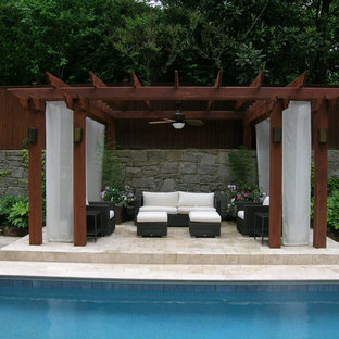 Ejemplo de piscinas y jacuzzis naturales, clásicos, de tamaño medio, rectangulares, en patio trasero, con adoquines de piedra natural