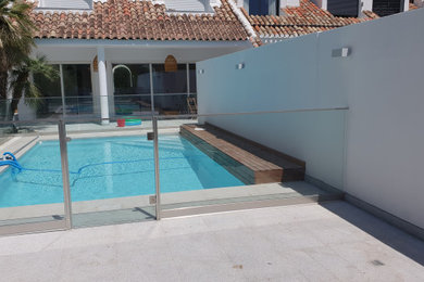 Foto de piscina minimalista en patio lateral
