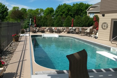 Foto de piscina moderna de tamaño medio rectangular en patio trasero