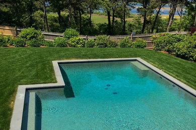 Foto de piscina contemporánea grande a medida en patio trasero con adoquines de hormigón