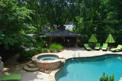 Modelo de piscinas y jacuzzis naturales exóticos grandes a medida en patio trasero con losas de hormigón