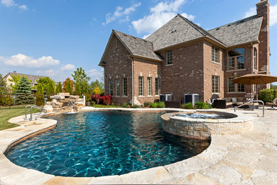 На фото: бассейн среднего размера, произвольной формы на заднем дворе в классическом стиле с покрытием из каменной брусчатки