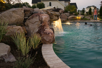 Idée de décoration pour une piscine tradition.