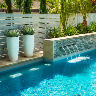 Diseño de piscinas y jacuzzis alargados, vintage, de tamaño medio, rectangulares, en patio trasero, con adoquines de hormigón