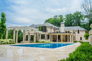 Стильный дизайн: большой прямоугольный бассейн на заднем дворе в классическом стиле с домиком у бассейна и мощением тротуарной плиткой - последний тренд
